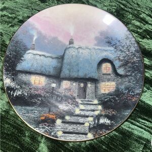 Thomas Kinkade 1991 Candlelit
COTTAGE English Cottages Collectors
Plate 8.5"
